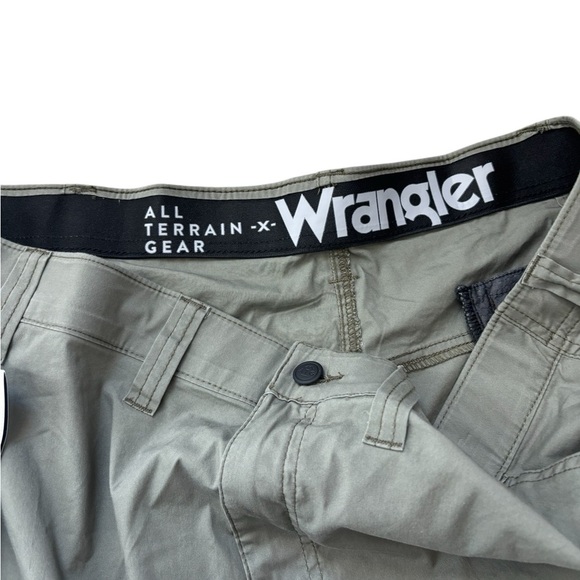 MEN'S Wrangler AUTHENTICS Stretch Olive Cargo Short - Picture 8 of 10